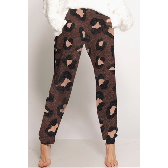 Hannah Beury Pants - Leopard Print Joggers with Pockets Hannah Beury Pants - Leopard Print Joggers with Pockets